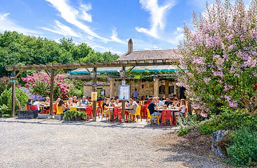 Buitenrestaurantterras met pergola op camping CAPFUN Moulinal in BIRON (24).