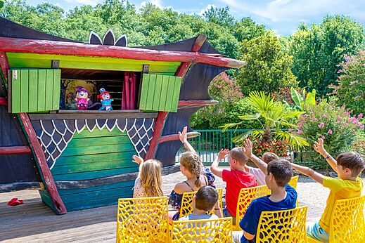 Poppenkastvoorstelling voor kinderen buiten op camping CAPFUN Moulinal in BIRON (24).