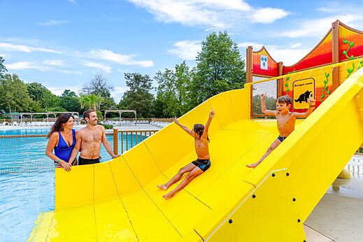 Gele waterglijbaan en buitenzwembad op camping CAPFUN Moulinal in BIRON (24).