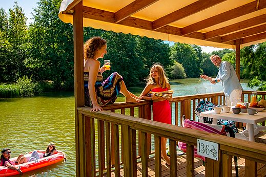 Familie op Mobil-home terras, meer en wateractiviteiten CAPFUN Moulinal in BIRON (24).