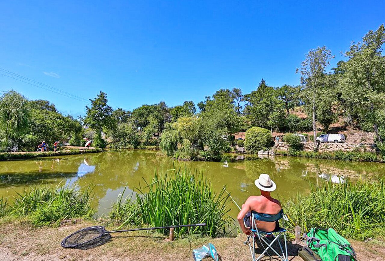 Vissen aan de vijver op camping VAGUES OCEANES Moulin de Cadillac in Noyal-Muzillac (56).
