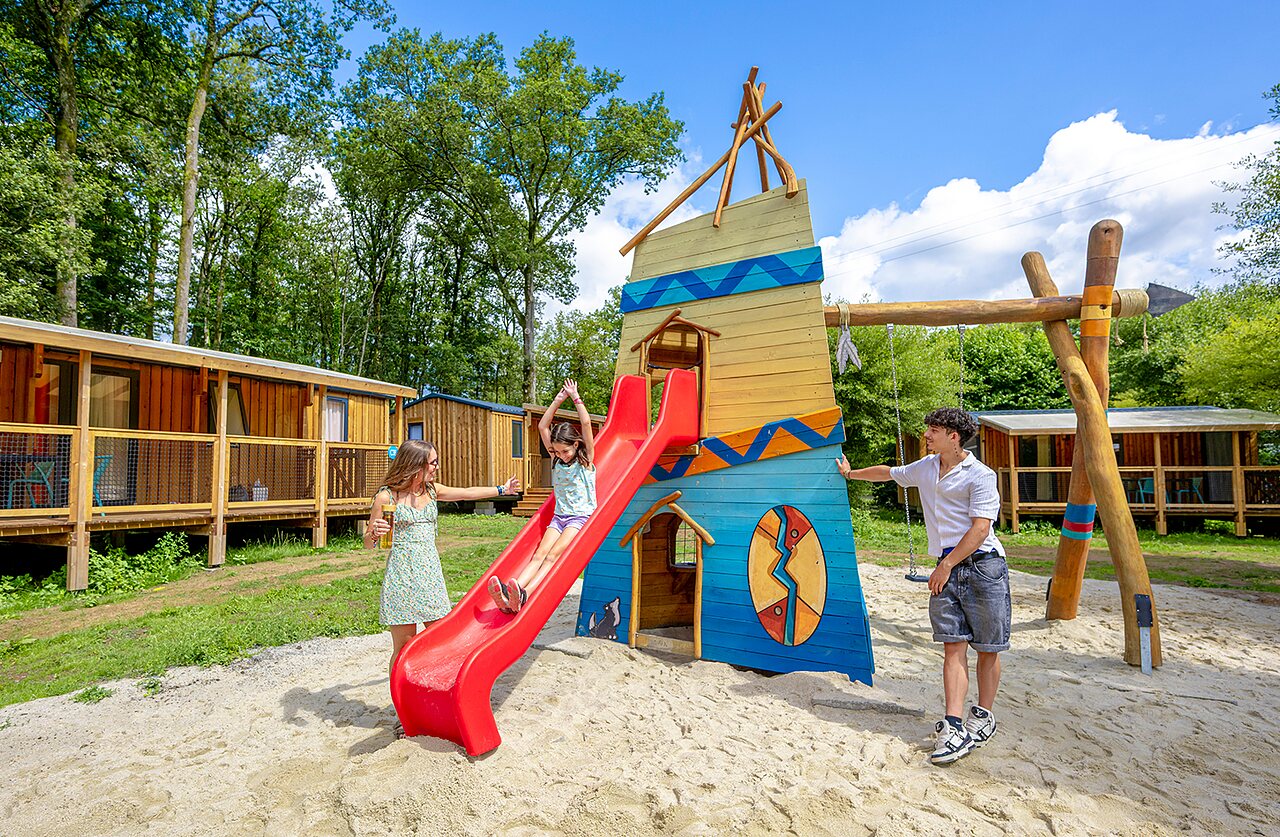 Speeltuin met glijbaan en stacaravans op camping VAGUES OCEANES Moulin de Cadillac.