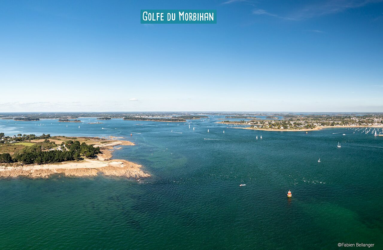 Golf van Morbihan, zeegezicht met eilanden en zeilboten, bezienswaardigheid in Bretagne.