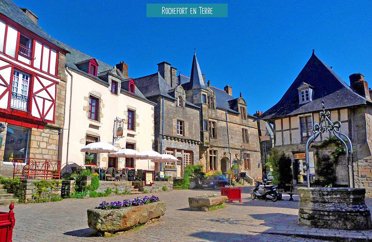 Historisch plein in Rochefort-en-Terre, middeleeuws dorp in Bretagne, te bezoeken.