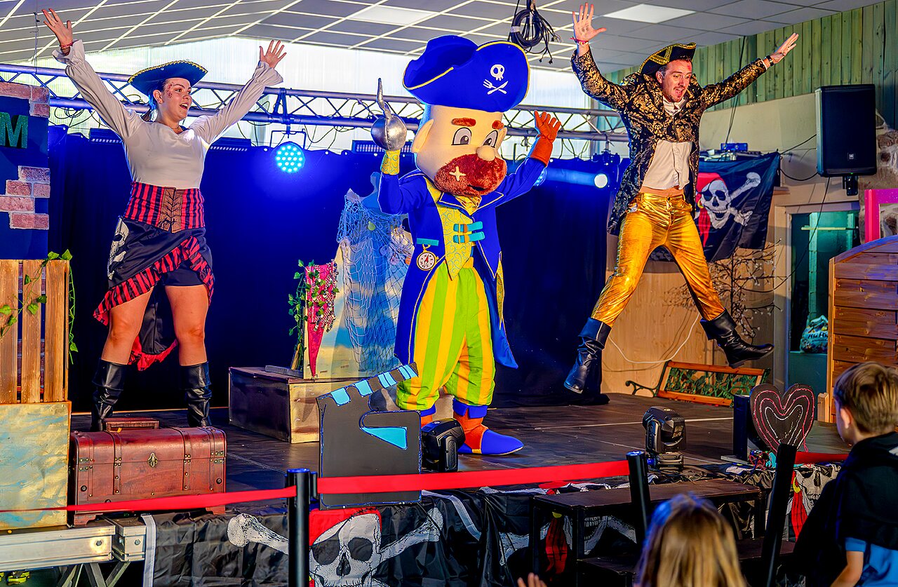 Piratenanimatie met mascotte op camping VAGUES OCEANES Moulin de Cadillac.