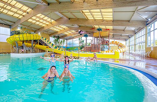 Overdekt zwembad, glijbanen en waterspellen op camping VAGUES OCEANES Moulin de Cadillac.
