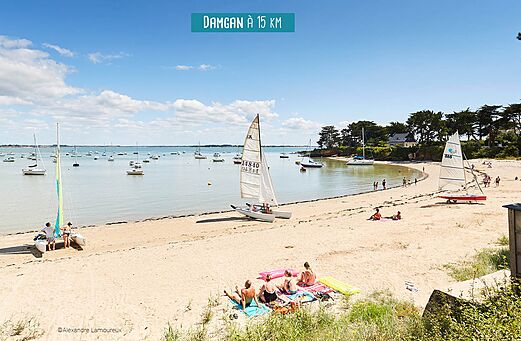 Zandstrand met boten en watersportactiviteiten nabij Damgan.