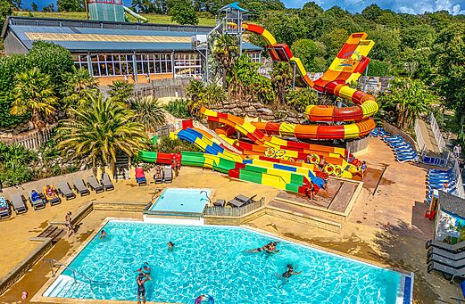 Kleurrijke waterglijbanen en zwembaden op camping VAGUES OCEANES Moulin de Cadillac (56).