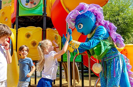 Kinderanimatie en verkleed personage op camping VAGUES OCEANES Moulin de Cadillac.