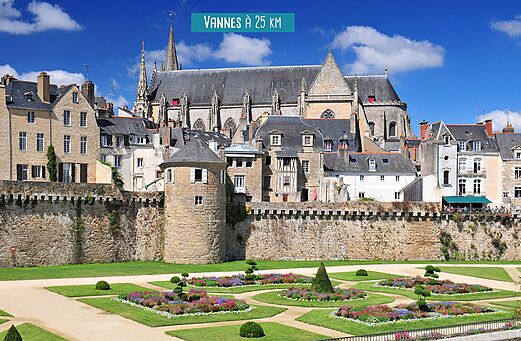 Vestingmuren, tuinen en kathedraal van de historische stad Vannes in Bretagne.