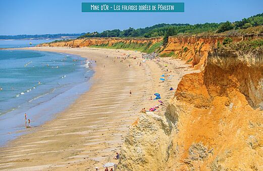 Gouden kliffen en strand van P�nestin, een bezienswaardigheid in Bretagne.