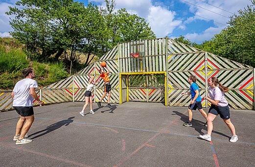 Multisportterrein voor basketbalwedstrijd op camping VAGUES OCEANES Moulin de Cadillac.
