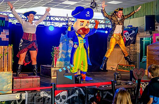 Animatieshow met piraten en mascotte op camping VAGUES OCEANES Moulin de Cadillac (56).