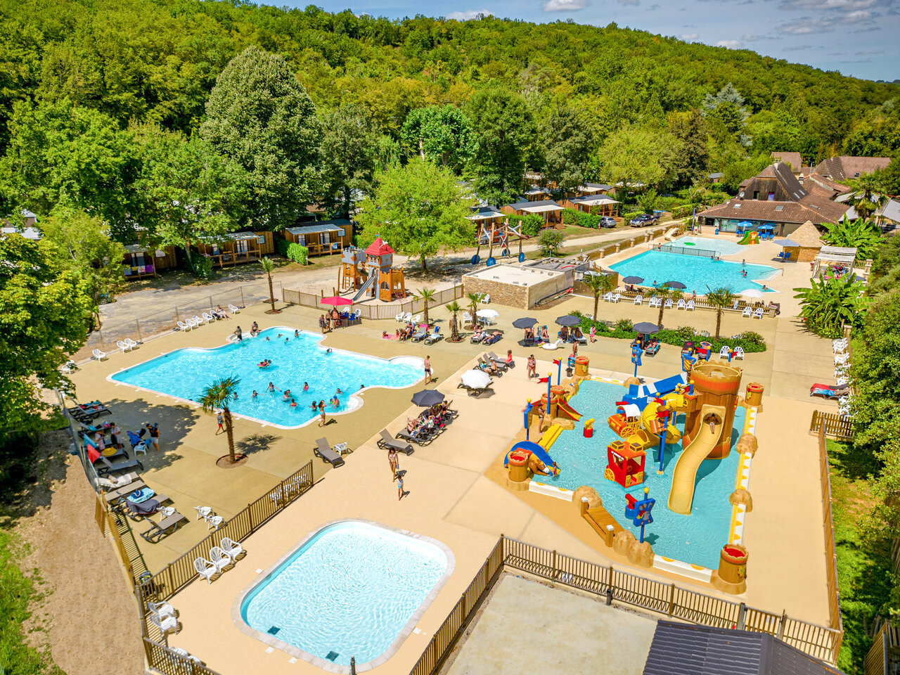 Waterpark met glijbanen en zwembaden op camping CLICOCHIC Moulin du Roch in Saint Andre D'Allas (24).