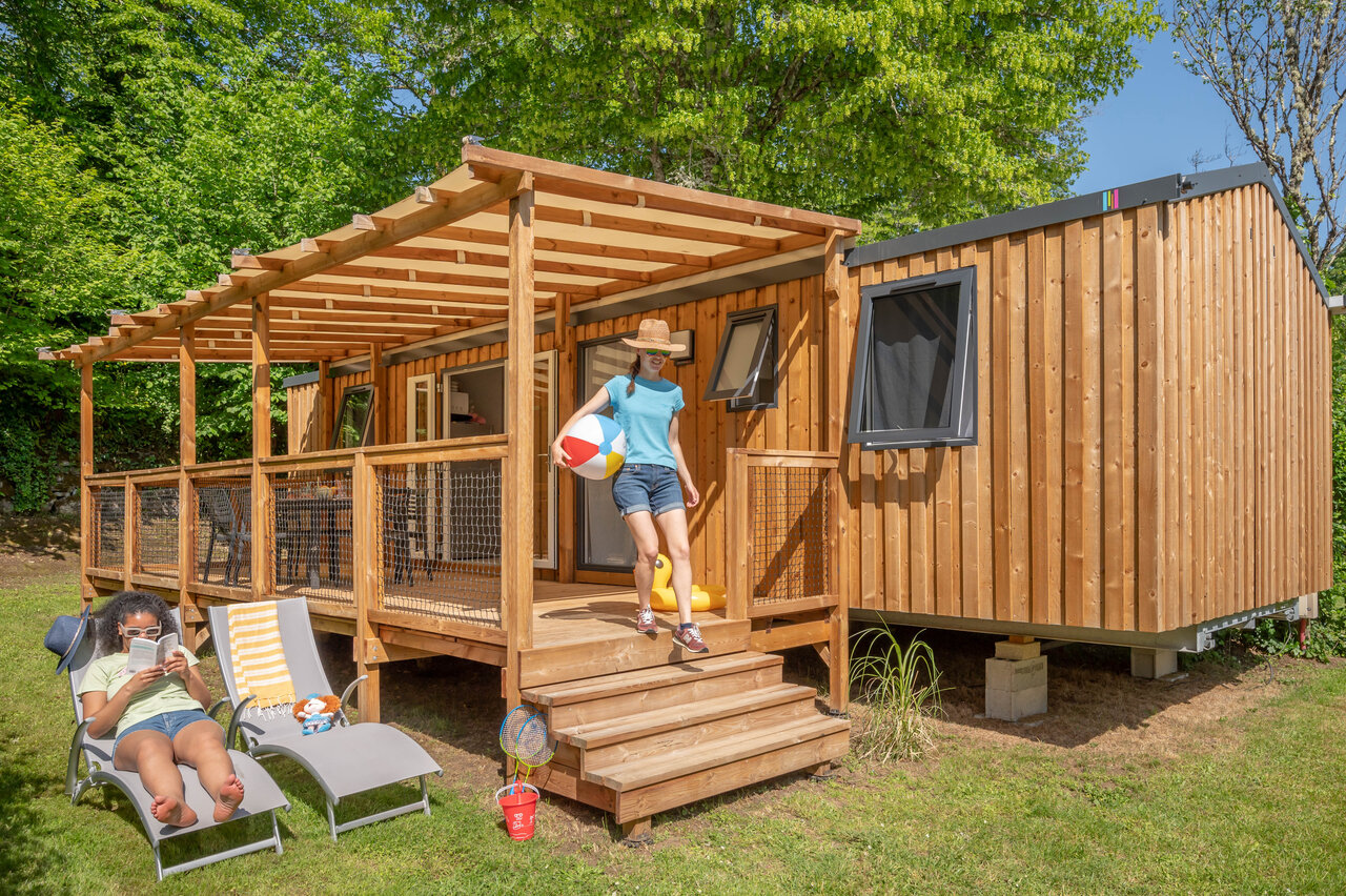 Houten stacaravan, terras, groen, camping CLICOCHIC Moulin du Roch in Saint Andre D'Allas (24).