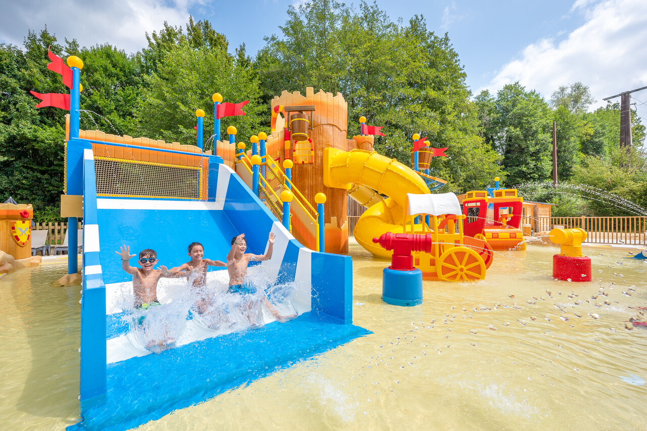 Glijbanen en waterspeeltuin voor kinderen op camping CLICOCHIC Moulin du Roch in Saint Andre D'Allas (24).