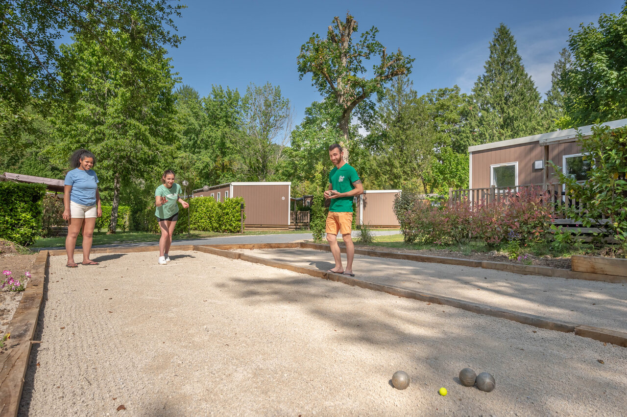 Petanque spelen, stacaravans op camping CLICOCHIC Moulin du Roch in Saint Andre D'Allas (24).
