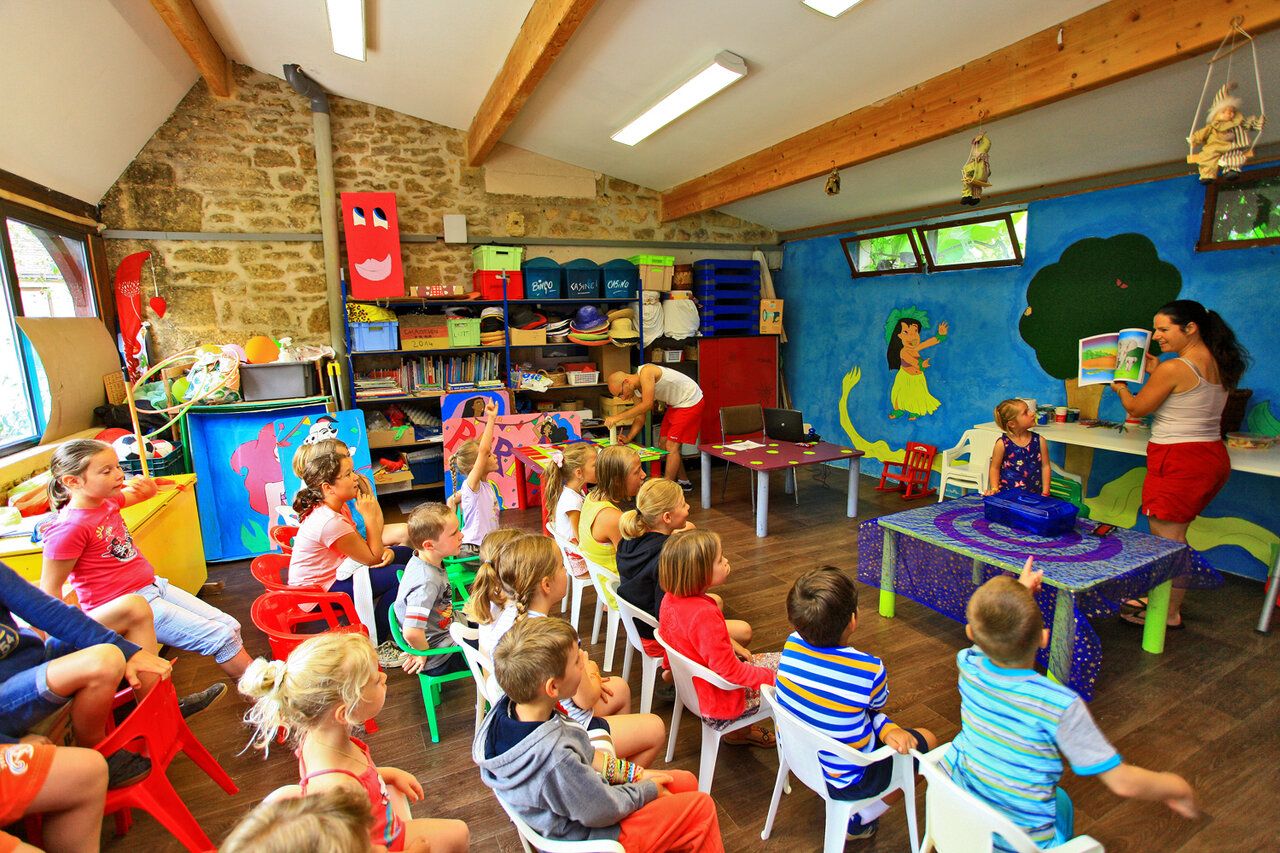 Kinderanimatie, verhaal lezen op camping CLICOCHIC Moulin du Roch in Saint Andre D'Allas.