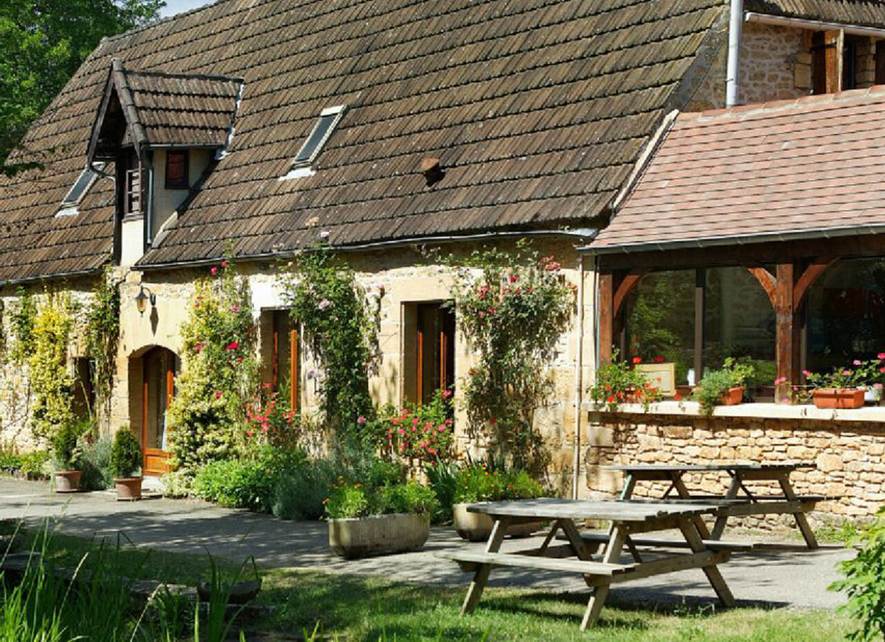 Stenen gebouw, picknicktafels op camping CLICOCHIC Moulin du Roch in Saint Andre D'Allas.