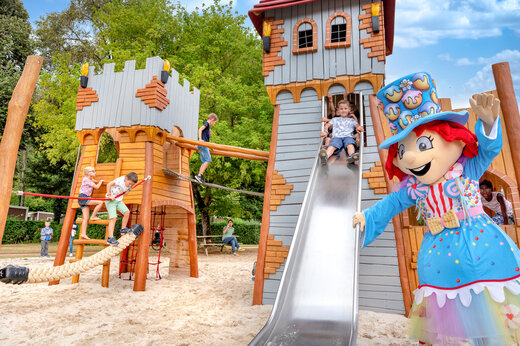 Kasteelspeeltuin, glijbaan en mascotte op camping CLICOCHIC Moulin du Roch in Saint Andre D'Allas (24).