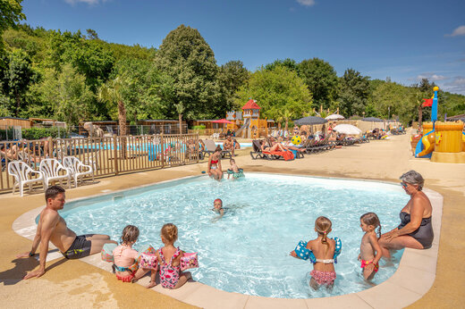Buitenzwembad en waterspellen op camping CLICOCHIC Moulin du Roch in Saint Andre D'Allas.