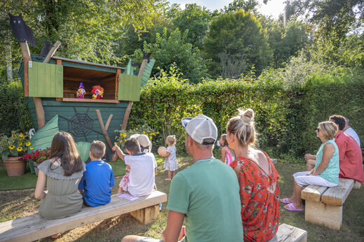 Buiten poppenkastvoorstelling op camping CLICOCHIC Moulin du Roch in Saint Andre D'Allas.