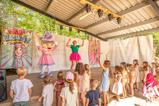 Kinderanimatie en mascotte op camping CLICOCHIC Moulin du Roch in Saint Andre D'Allas (24).