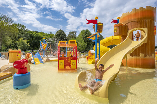 Waterglijbanen en waterspelen op camping CLICOCHIC Moulin du Roch in Saint Andre D'Allas.