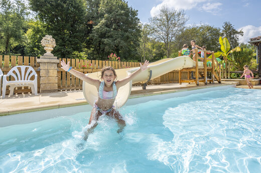 Waterglijbaan en buitenzwembad op camping CLICOCHIC Moulin du Roch in Saint Andre D'Allas (24).