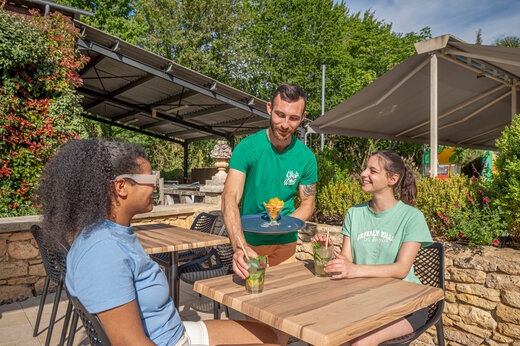 Buitenbar, drankjes en snacks op camping CLICOCHIC Moulin du Roch in Saint Andre D'Allas (24).