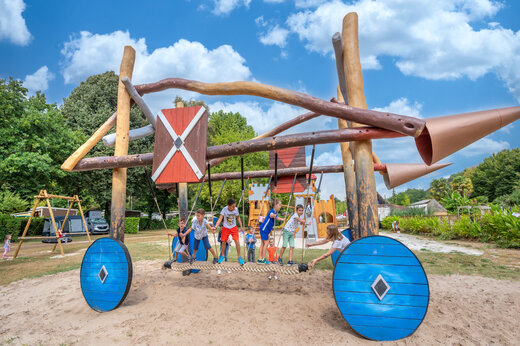 Houten speeltuin voor kinderen op camping CLICOCHIC Moulin du Roch in Saint Andre D'Allas.