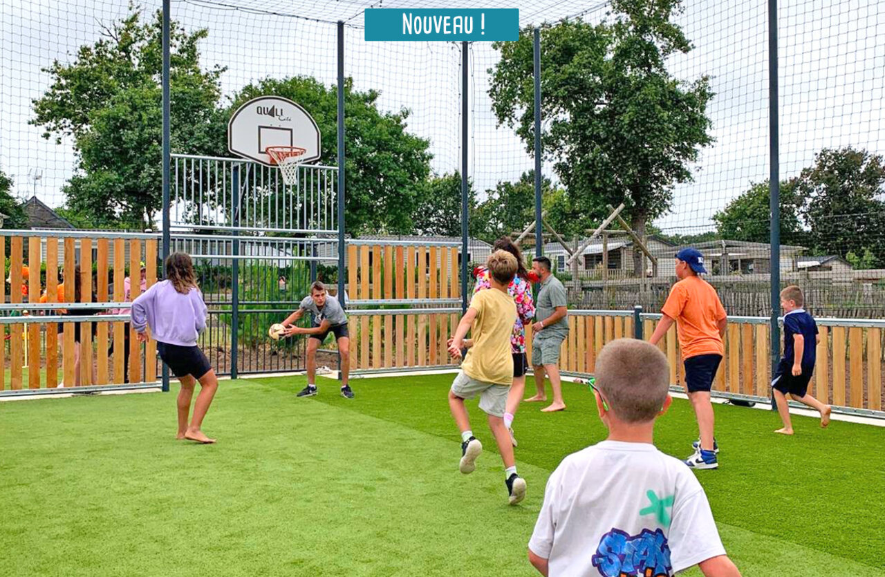 Multisportterrein met basketbalring op camping VAGUES OCEANES Moustoir in Carnac (56).