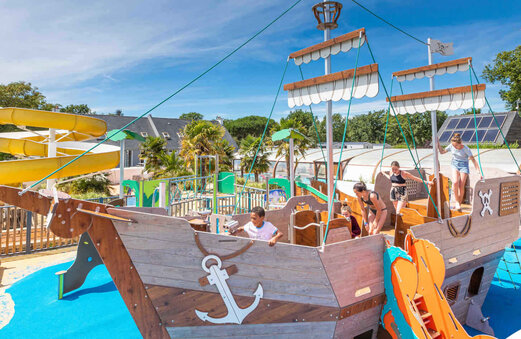 Piratenschip, waterglijbanen op camping VAGUES OCEANES Moustoir in Carnac (56).