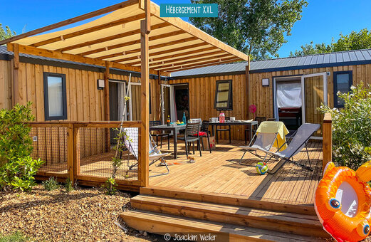 Groot stacaravan met schaduwrijk terras en buitenmeubilair op camping VAGUES OCEANES Moustoir in Carnac (56).