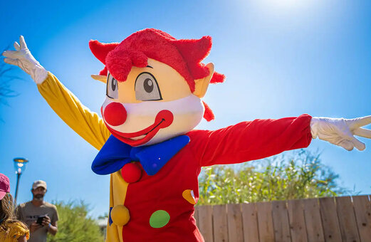 Blije mascotte voor kinderanimatie op camping VAGUES OCEANES Moustoir in Carnac.