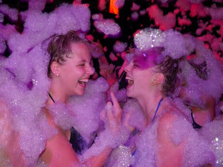 Levendig schuimfeest, lachende jonge vrouwen op camping VAGUES OCEANES Moustoir in Carnac (56).