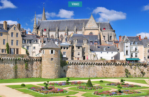 Historische stadsmuren, Franse tuinen en kathedraal van Vannes, Morbihan, Bretagne.