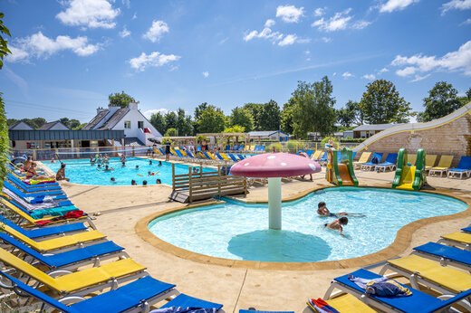 Buitenzwembad, kinderbad en glijbanen op camping VAGUES OCEANES Moustoir Carnac.