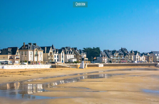 Strand en boulevard van Quiberon, een stad om te bezoeken in Bretagne.