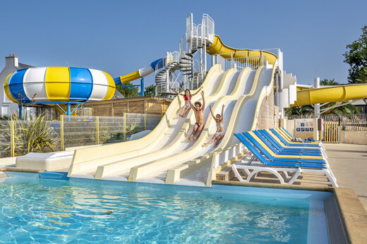 Waterglijbanen, buitenzwembad op camping VAGUES OCEANES Moustoir in Carnac (56).
