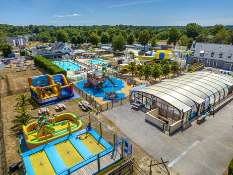 Zwembad en speeltuin op camping VAGUES OCEANES Moustoir, Carnac (56).