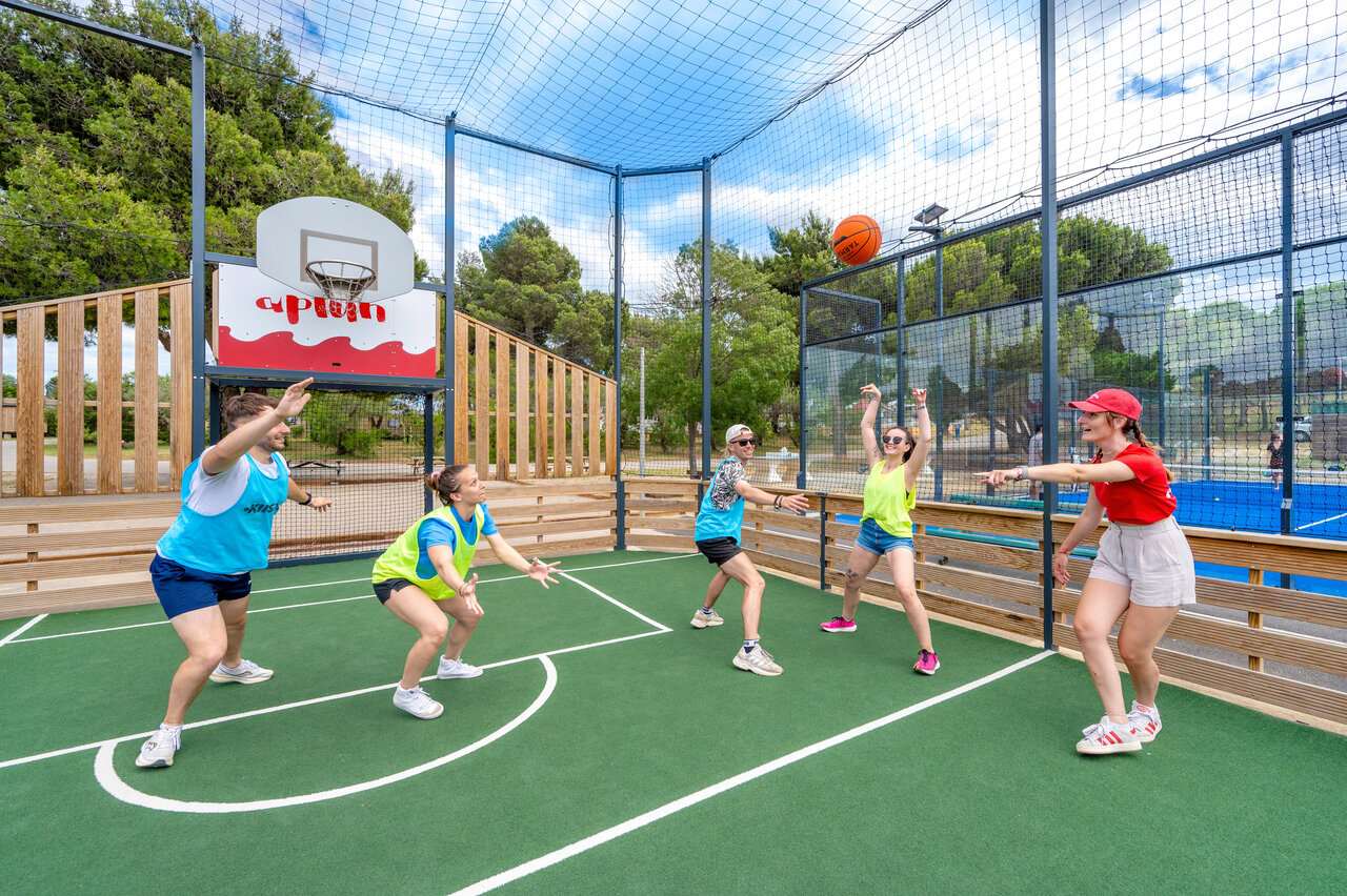 Basketbalwedstrijd op multisportveld op camping CAPFUN La Nautique, Narbonne (11).
