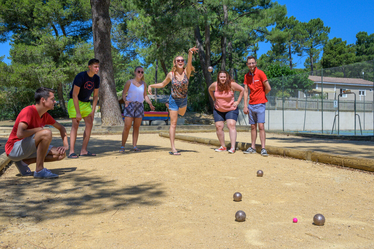 Vrienden spelen jeu de boules op camping CAPFUN La Nautique in Narbonne (11).