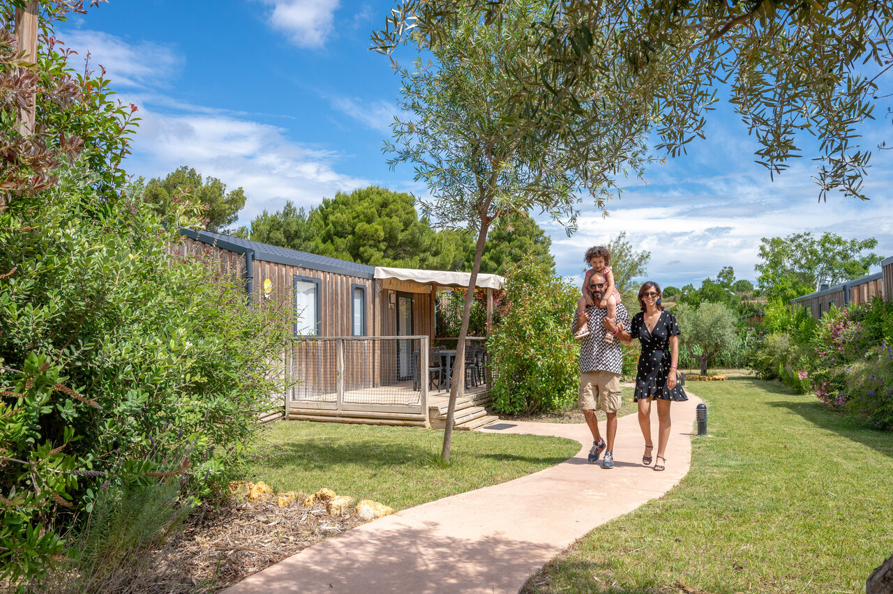 Familie voor moderne Mobil-home, groene omgeving, camping CAPFUN La Nautique Narbonne (11).