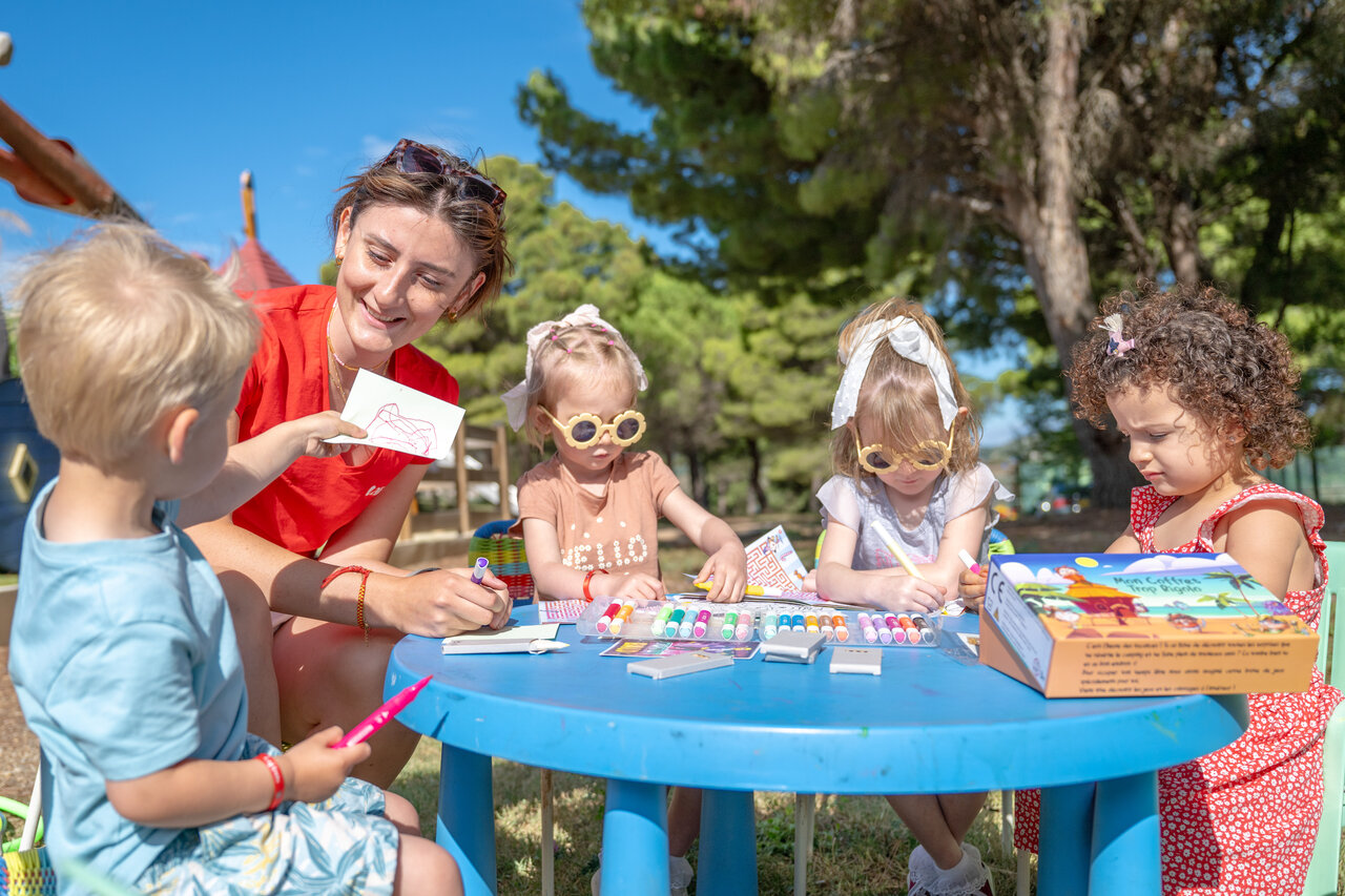 Tekenactiviteit voor kinderen met animator op camping CAPFUN La Nautique in Narbonne (11).