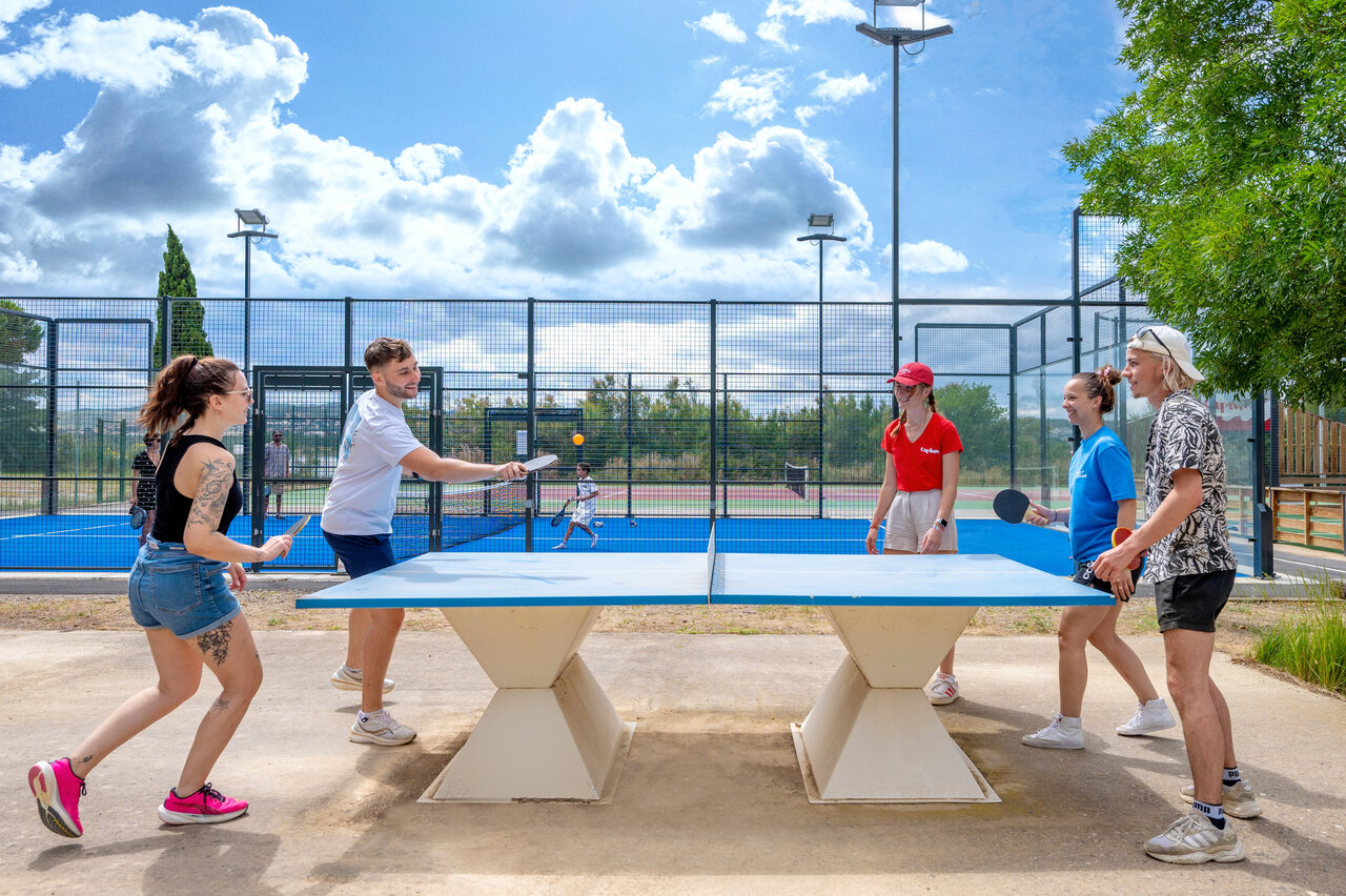 Buiten pingpongtafel, jongeren spelend op camping CAPFUN La Nautique, Narbonne (11).