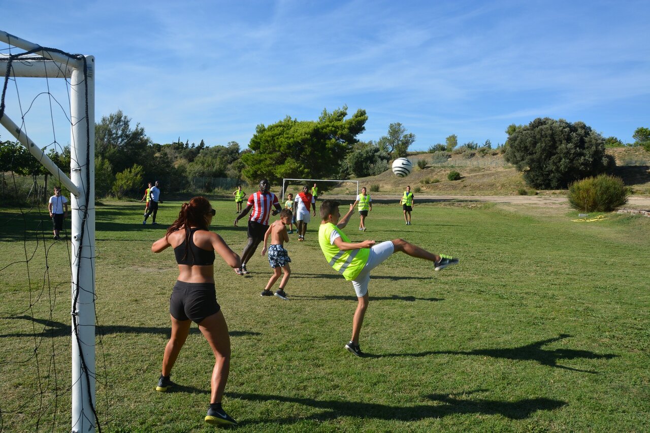 Voetbalwedstrijd op gras sportterrein op camping CAPFUN La Nautique.