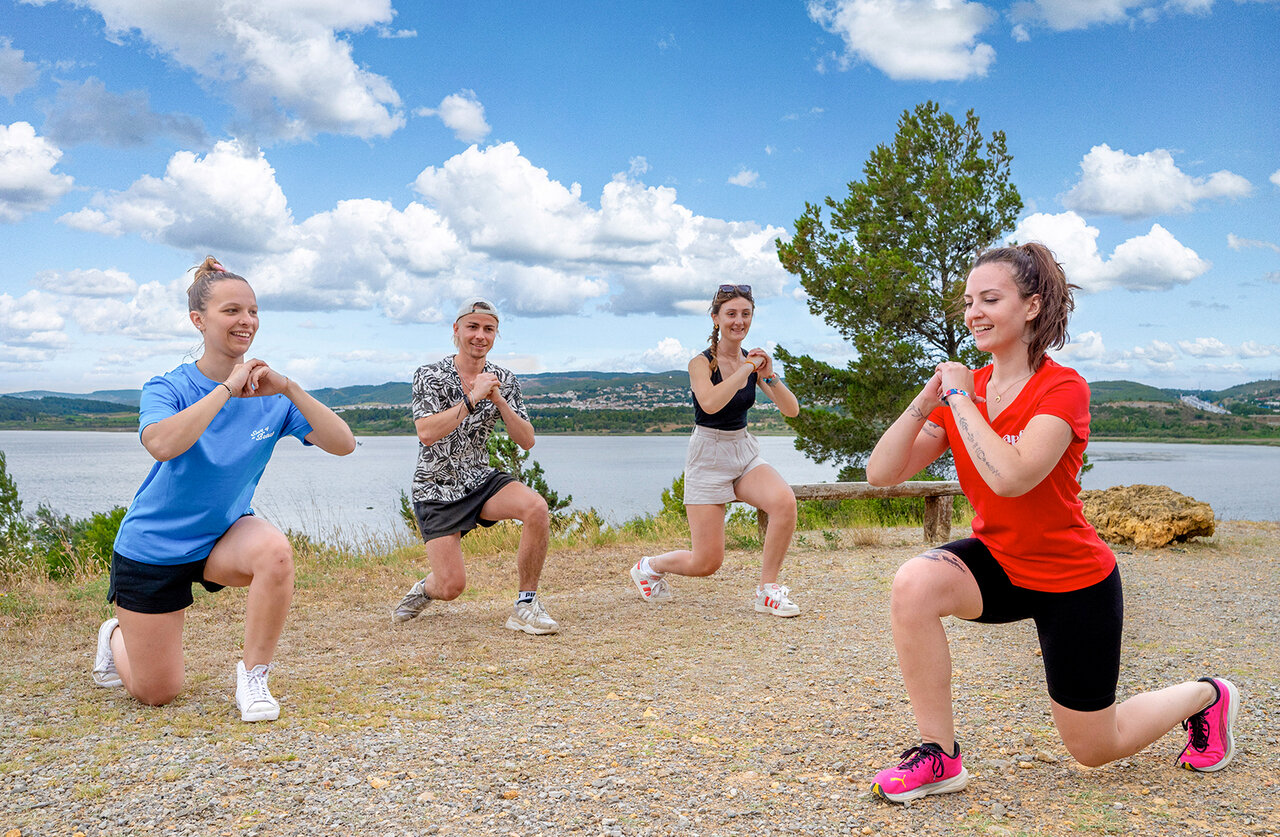 Groepsfitnesssessie in de buitenlucht op camping CAPFUN La Nautique (11).
