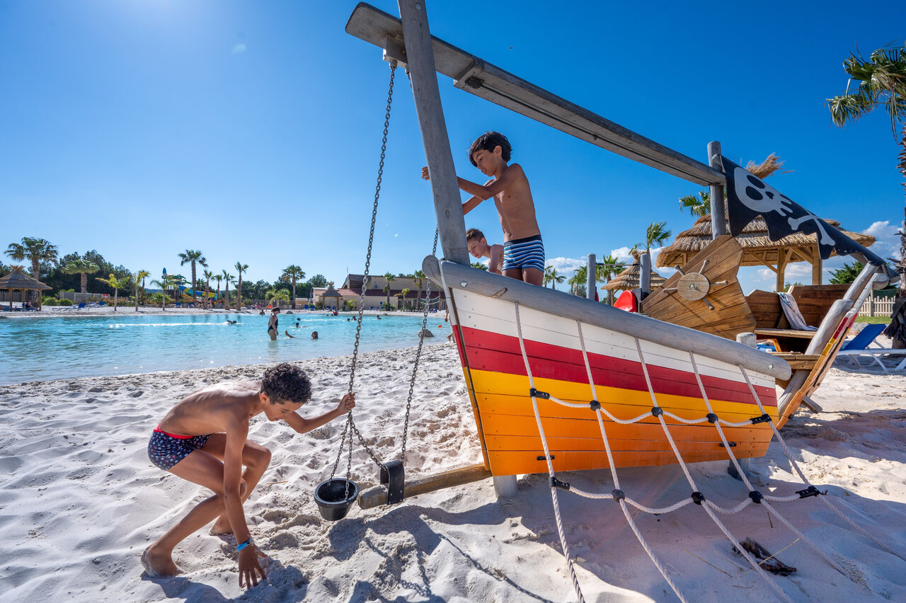 Piratenboot, kinderen, zwembadstrand op camping CAPFUN La Nautique Narbonne.