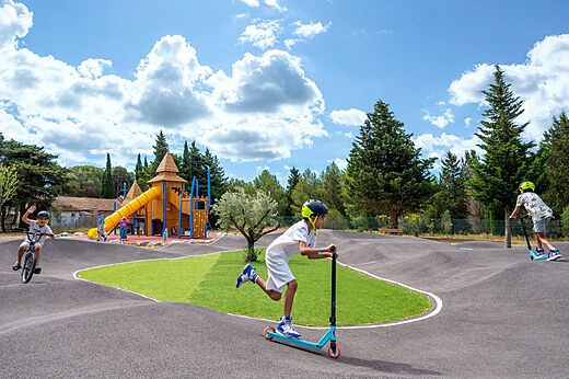 Pump track en speeltuin voor kinderen op camping CAPFUN La Nautique in Narbonne (11).